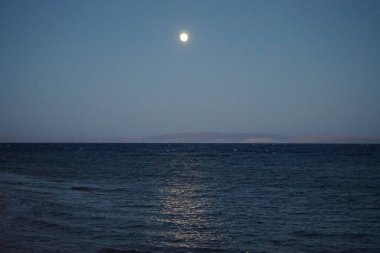 Ekim ayında Akabe Körfezi üzerindeki Kızıl Deniz 'de ay. Dahab, Güney Sina Valiliği, Mısır 