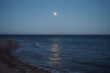 Ekim ayında Akabe Körfezi üzerindeki Kızıl Deniz 'de ay. Dahab, Güney Sina Valiliği, Mısır 