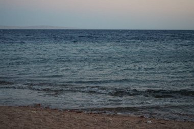 Akabe Körfezi 'nde gün batımında güzel bir deniz manzarası. Akabe Körfezi veya Eilat Körfezi Kızıldeniz 'in kuzey ucunda büyük bir körfezdir. Dahab, Güney Sina Valiliği, Mısır