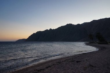 Akabe Körfezi 'nde gün batımında güzel bir deniz manzarası. Akabe Körfezi veya Eilat Körfezi Kızıldeniz 'in kuzey ucunda büyük bir körfezdir. Dahab, Güney Sina Valiliği, Mısır