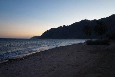 Akabe Körfezi 'nde gün batımında güzel bir deniz manzarası. Akabe Körfezi veya Eilat Körfezi Kızıldeniz 'in kuzey ucunda büyük bir körfezdir. Dahab, Güney Sina Valiliği, Mısır