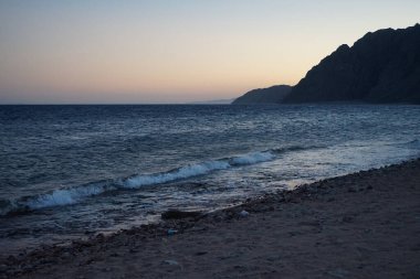 Akabe Körfezi 'nde gün batımında güzel bir deniz manzarası. Akabe Körfezi veya Eilat Körfezi Kızıldeniz 'in kuzey ucunda büyük bir körfezdir. Dahab, Güney Sina Valiliği, Mısır