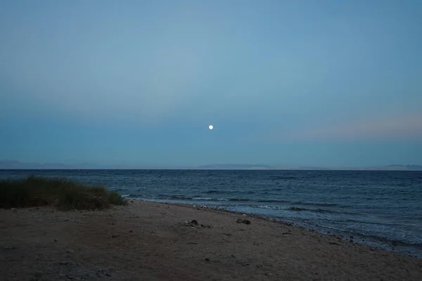 Luna Sobre Golfo Aqaba Mar Rojo Octubre Dahab Provincia Del —  Fotos de Stock
