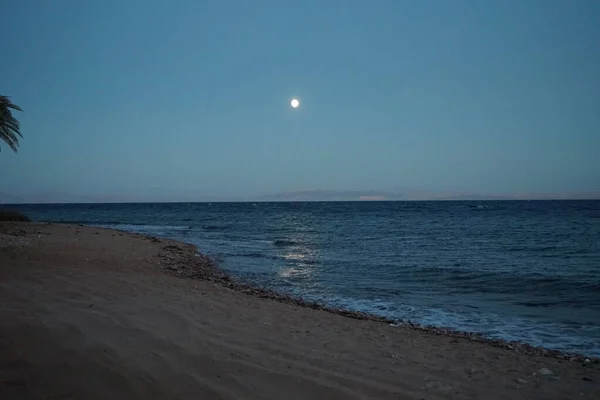 Місяць Через Акабу Червоному Морі Жовтні Дахаб Провінція Південна Сінай — стокове фото