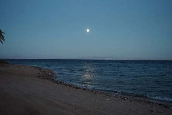 Місяць Через Акабу Червоному Морі Жовтні Дахаб Провінція Південна Сінай — стокове фото