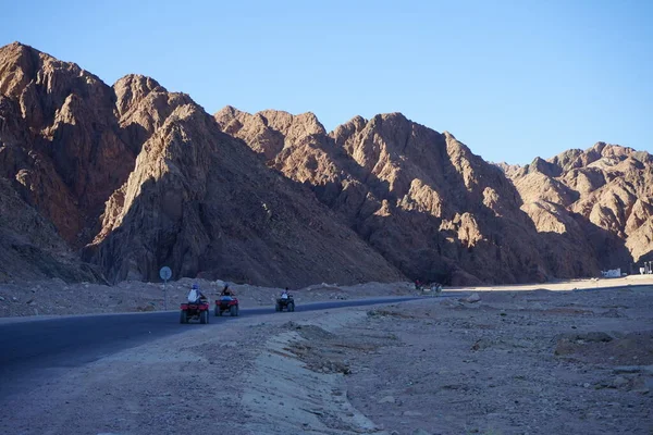 Los Turistas Montan Atv Través Los Pintorescos Lugares Dahab Vehículo — Foto de Stock