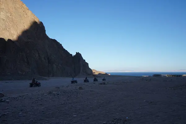 Turistas Montam Atv Através Dos Lugares Pitorescos Dahab Veículo Todo — Fotografia de Stock