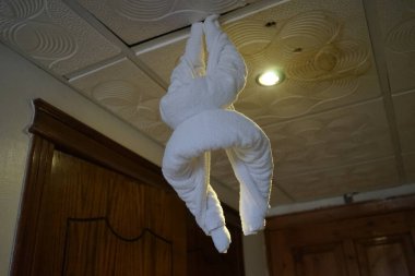 Tavandan sarkan tavuk leşi şeklinde bir havlu süslemesi. Dahab, Güney Sina Valiliği, Mısır