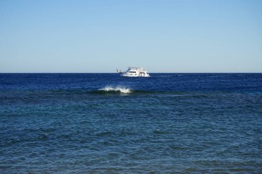 Akabe Körfezi 'ndeki Kızıl Deniz' de bir gemi. Dahab, Güney Sina Valiliği, Mısır 