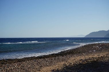 Akabe Körfezi 'ndeki Kızıl Deniz' in kıyı dalgaları. Dahab, Güney Sina Valiliği, Mısır  