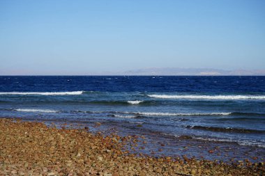 Akabe Körfezi 'ndeki Kızıl Deniz' in kıyı dalgaları. Dahab, Güney Sina Valiliği, Mısır  