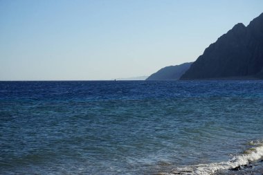 Akabe Körfezi 'ndeki Kızıl Deniz' de bir gemi. Dahab, Güney Sina Valiliği, Mısır  