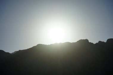 Dağın tepesinde gün batımı olan güzel bir manzara. Dahab, Güney Sina Valiliği, Mısır 