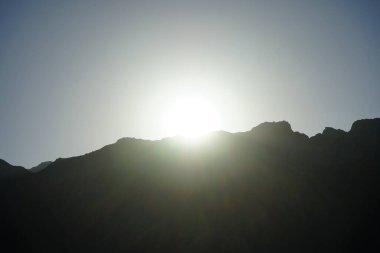 Dağın tepesinde gün batımı olan güzel bir manzara. Dahab, Güney Sina Valiliği, Mısır 