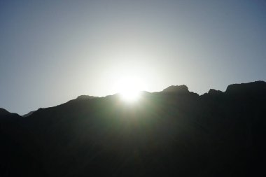 Dağın tepesinde gün batımı olan güzel bir manzara. Dahab, Güney Sina Valiliği, Mısır 