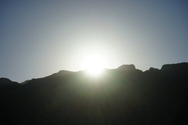 Dağın tepesinde gün batımı olan güzel bir manzara. Dahab, Güney Sina Valiliği, Mısır 