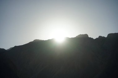 Dağın tepesinde gün batımı olan güzel bir manzara. Dahab, Güney Sina Valiliği, Mısır 