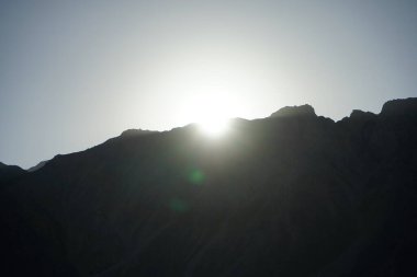 Dağın tepesinde gün batımı olan güzel bir manzara. Dahab, Güney Sina Valiliği, Mısır 