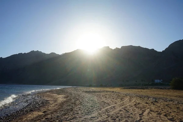 Pôr Sol Atrás Montanha Sobre Costa Mar Vermelho Dahab Sul — Fotografia de Stock