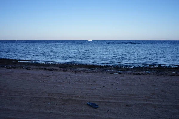 Загублений Гумовий Капшук Лежить Березі Червоного Моря Затоці Акаба Кораблями — стокове фото