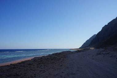 Akabe Körfezi 'ndeki muhteşem Kızıldeniz sahili. Dahab, Güney Sina Valiliği, Mısır 