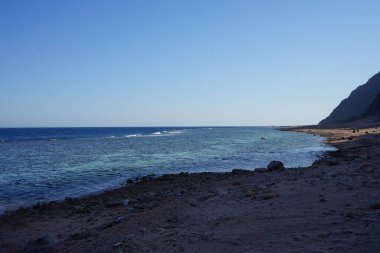 Akabe Körfezi 'ndeki Kızıl Deniz' in sakin kıyı dalgaları. Dahab, Güney Sina Valiliği, Mısır