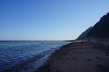 Akabe Körfezi 'ndeki Kızıl Deniz' in sakin kıyı dalgaları. Dahab, Güney Sina Valiliği, Mısır