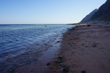 Akabe Körfezi 'ndeki Kızıl Deniz' in sakin kıyı dalgaları. Dahab, Güney Sina Valiliği, Mısır