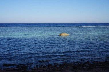 Akabe Körfezi 'ndeki Kızıl Deniz' in sakin kıyı dalgaları. Dahab, Güney Sina Valiliği, Mısır