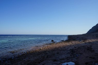 Akabe Körfezi 'ndeki Kızıl Deniz' in sakin kıyı dalgaları. Dahab, Güney Sina Valiliği, Mısır 