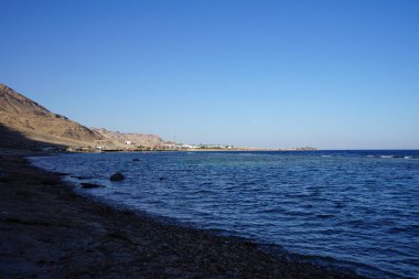 Akabe Körfezi 'ndeki muhteşem Kızıldeniz sahili. Dahab, Güney Sina Valiliği, Mısır  