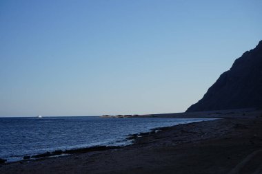 Akabe Körfezi 'ndeki Kızıl Deniz' de bir gemi. Dahab, Güney Sina Valiliği, Mısır 