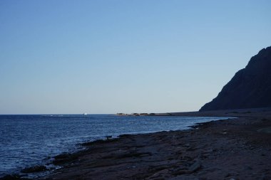 Akabe Körfezi 'ndeki Kızıl Deniz' de bir gemi. Dahab, Güney Sina Valiliği, Mısır 