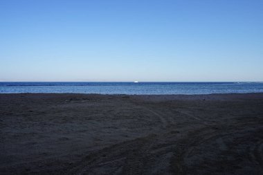 Akabe Körfezi 'ndeki Kızıl Deniz' de bir gemi. Dahab, Güney Sina Valiliği, Mısır 