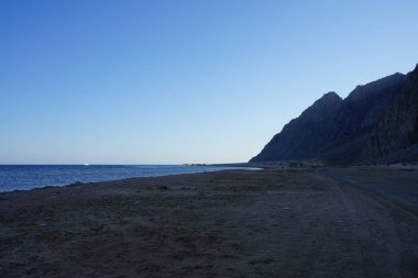 Akabe Körfezi 'ndeki Kızıl Deniz' de bir gemi. Dahab, Güney Sina Valiliği, Mısır 