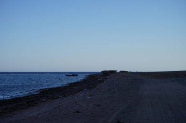 Kıyıya yakın Akabe Körfezi 'ndeki Kızıldeniz' de tekneler. Dahab, Güney Sina Valiliği, Mısır