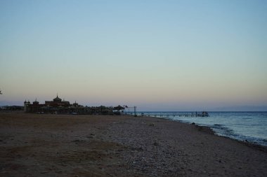 Akabe Körfezi 'ndeki Kızıldeniz' deki bir mercan resifinin üzerindeki iskele. Dahab, Güney Sina Valiliği, Mısır 