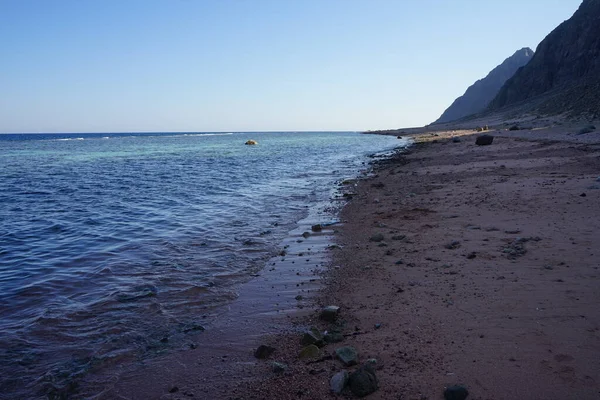 Akabe Körfezi 'ndeki Kızıl Deniz' in sakin kıyı dalgaları. Dahab, Güney Sina Valiliği, Mısır
