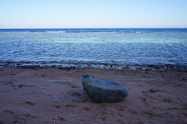 アカバ湾の紅海の静かな沿岸波 エジプト南シナイ県ダハブ — ストック写真