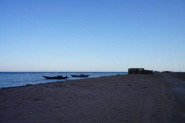 Akabe Körfezi 'ndeki Kızıldeniz açıklarında tekneler. Dahab, Güney Sina Valiliği, Mısır 