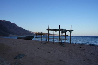 Akabe Körfezi 'ndeki Kızıldeniz' in yerel sakinleri için güneş tepe örtüsü olan dinlenme alanı. Dahab, Güney Sina Valiliği, Mısır 