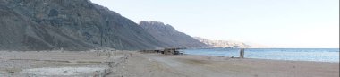 Fotoğraf panoraması. Akabe Körfezi 'ndeki Kızıl Deniz' in güzel deniz manzarası. Dahab, Güney Sina Valiliği, Mısır 