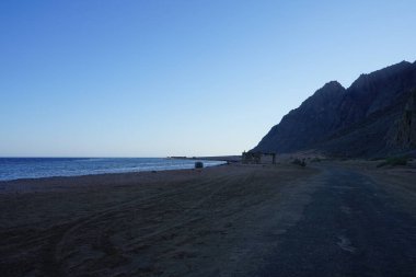 Akabe Körfezi 'ndeki Kızıldeniz' in yerel sakinleri için güneş tepe örtüsü olan dinlenme alanı. Dahab, Güney Sina Valiliği, Mısır 