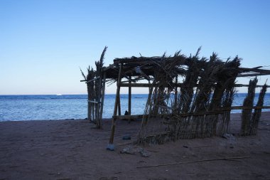 Akabe Körfezi 'ndeki Kızıldeniz' in yerel sakinleri için güneş tepe örtüsü olan dinlenme alanı. Dahab, Güney Sina Valiliği, Mısır 