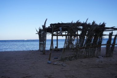 Akabe Körfezi 'ndeki Kızıldeniz' in yerel sakinleri için güneş tepe örtüsü olan dinlenme alanı. Dahab, Güney Sina Valiliği, Mısır 