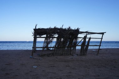 Akabe Körfezi 'ndeki Kızıldeniz' in yerel sakinleri için güneş tepe örtüsü olan dinlenme alanı. Dahab, Güney Sina Valiliği, Mısır 