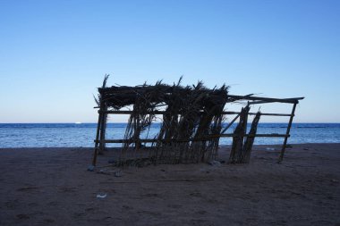 Akabe Körfezi 'ndeki Kızıldeniz' in yerel sakinleri için güneş tepe örtüsü olan dinlenme alanı. Dahab, Güney Sina Valiliği, Mısır 