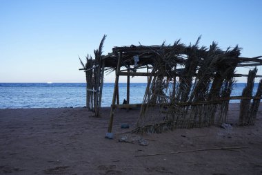 Akabe Körfezi 'ndeki Kızıldeniz' in yerel sakinleri için güneş tepe örtüsü olan dinlenme alanı. Dahab, Güney Sina Valiliği, Mısır 