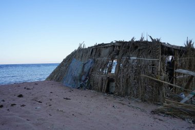 Akabe Körfezi 'ndeki Kızıldeniz' in yerel sakinleri için güneş tepe örtüsü olan dinlenme alanı. Dahab, Güney Sina Valiliği, Mısır 