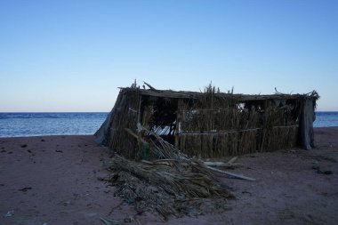 Akabe Körfezi 'ndeki Kızıldeniz' in yerel sakinleri için güneş tepe örtüsü olan dinlenme alanı. Dahab, Güney Sina Valiliği, Mısır 